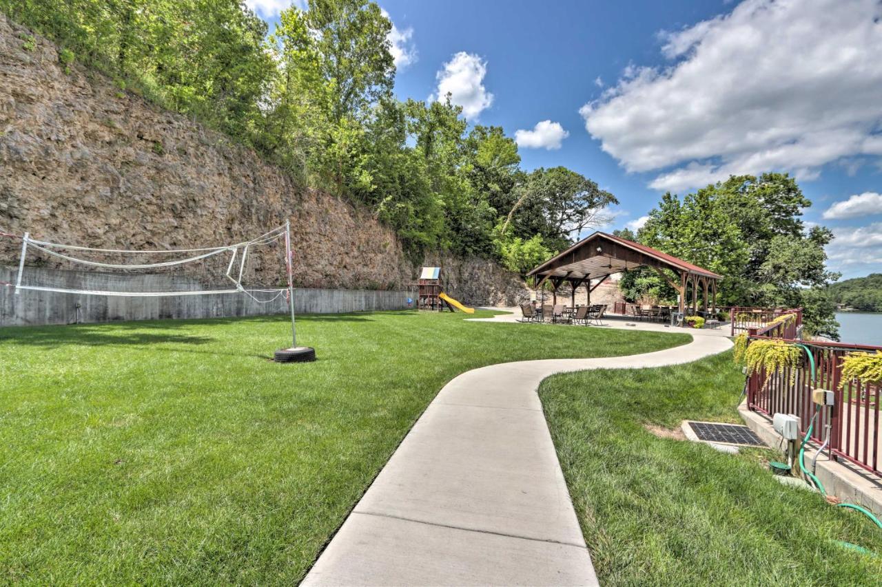 The Lake Escape With Balcony And Pool Access! Camdenton Εξωτερικό φωτογραφία